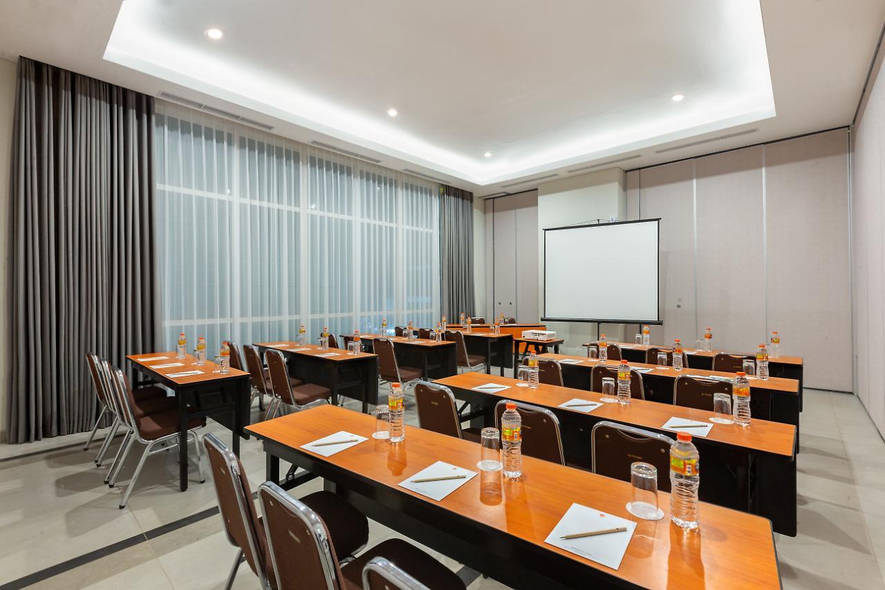 Amaris Hotel Slipi Jakarta Exterior photo