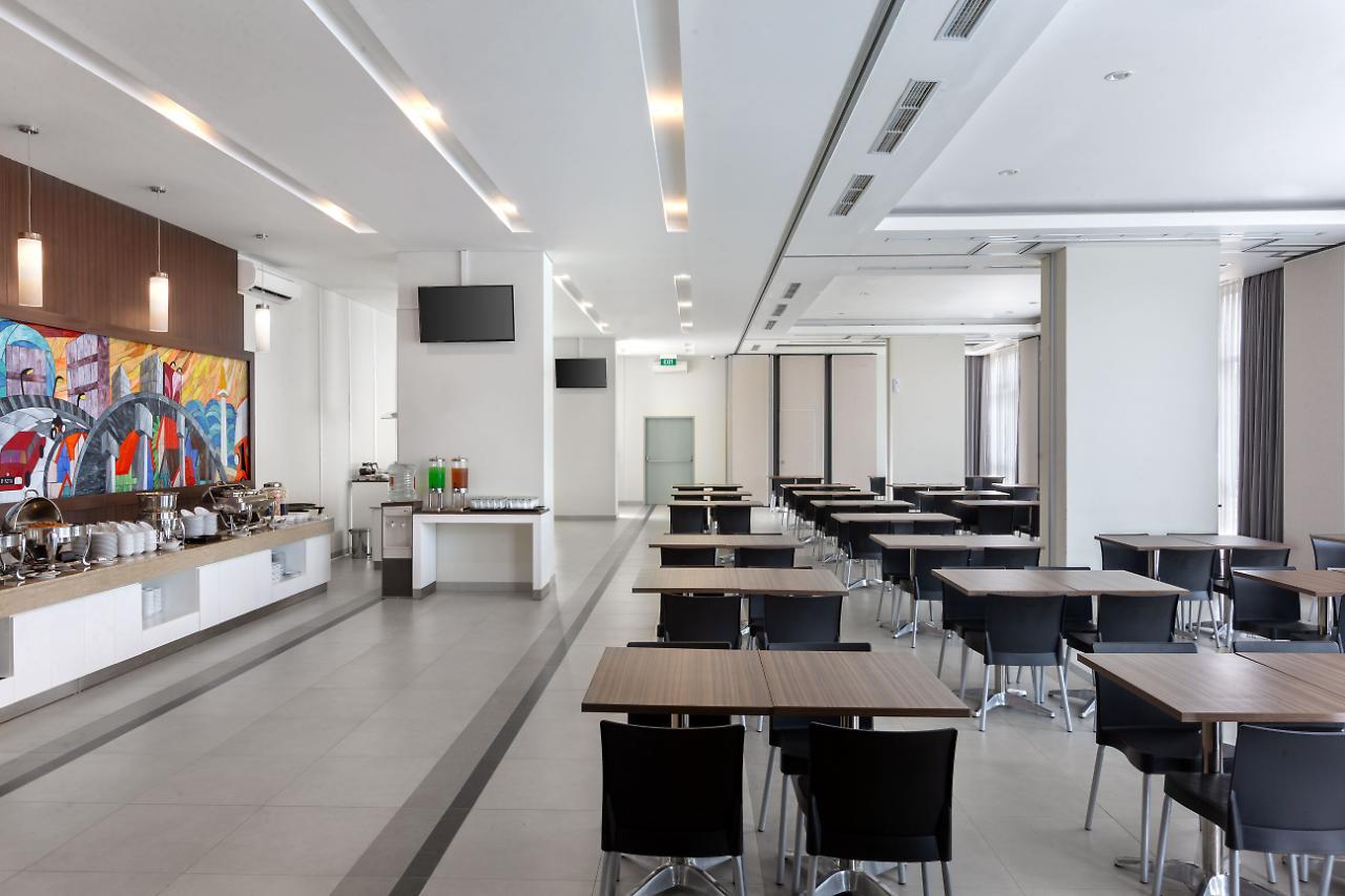 Amaris Hotel Slipi Jakarta Exterior photo