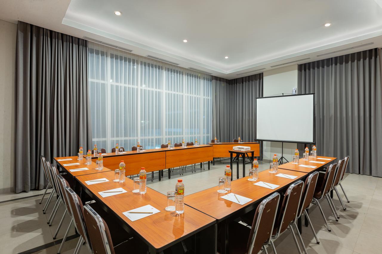 Amaris Hotel Slipi Jakarta Exterior photo